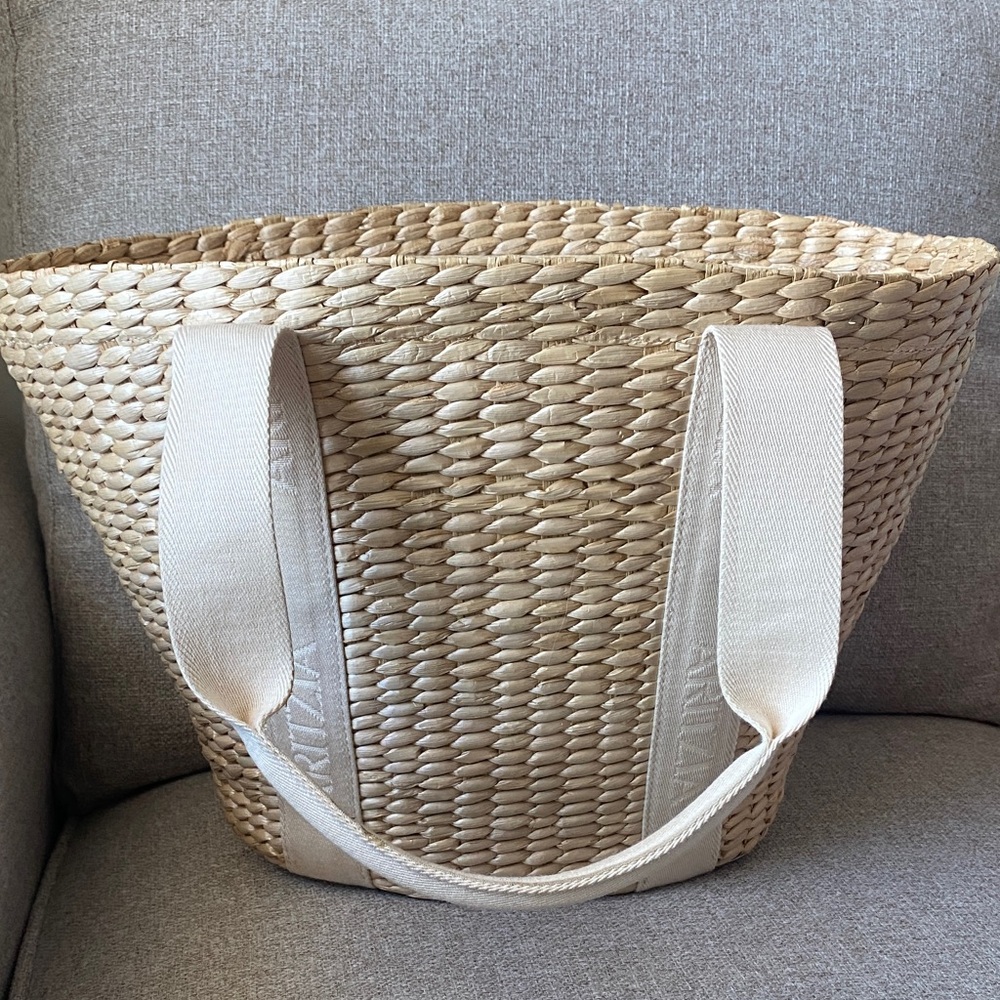 ARITZIA Odyssey Tote. Straw Bag. Beach Bag. Never Worn. Great Condition.